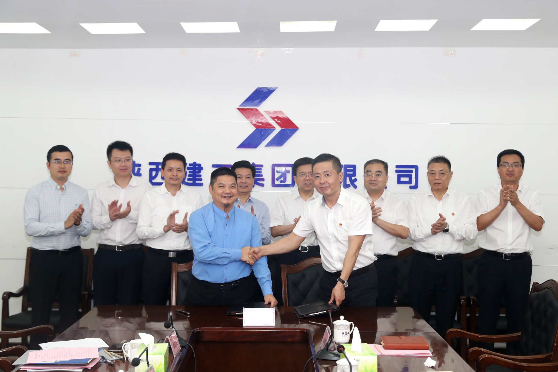 陜西建工集團(tuán)有限公司與寶鷹集團(tuán)簽署戰(zhàn)略合作協(xié)議